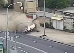 «Водителю резко стало плохо»: иномарка снесла столб и перевернулась в Волгограде