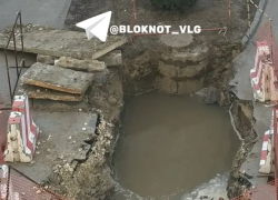 "Не сможем помыться на 8 Марта": парящая дыра кошмарит жителей МКД в Волгограде 