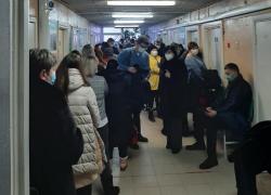 «На два этажа люди стоят на приём»: адские очереди в поликлиниках Волгограда сняли на видео