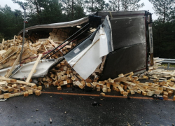 В смертельное ДТП с бревновозом попала волгоградка: 8 машин в месиво 