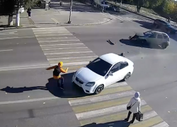 Иномарка отлетела в школьника в центре Волгограда: шок-видео