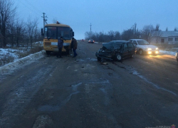 Водитель на LADA выехал на «встречку» и столкнулся со школьным автобусом в Волгоградской области