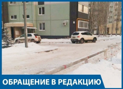 Жильцы волгоградской многоэтажки оказались заложниками из-за заваленного снегом шлагбаума 