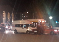 Авария с автобусом собрала километровую пробку в центре Волгограда