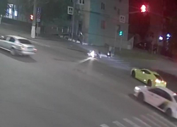Байкер в Волгограде врезался в Chevrolet: ДТП попало на видео