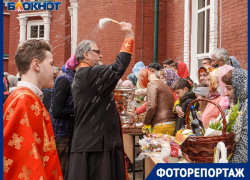 В Волгограде возникли очереди при освящении яиц и куличей: 30 фото с места