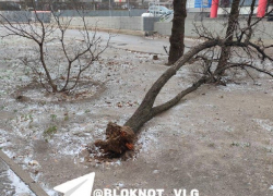 Сносит крыши, мерцают лампы: что творится во время шторма в Волгограде 