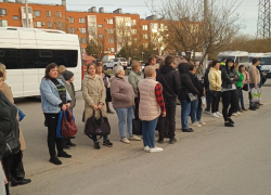 Гигантскую очередь на остановке сняли в волгоградской Родниковой долине: каждое утро — битва 