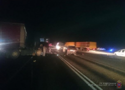 «Нива» врезалась в большегруз под Волгоградом: погиб подросток, трое в больнице