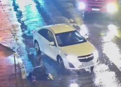 Нахальный водитель иномарки поставил девушку-пешехода в унизительную позу в Волгограде  — видео 