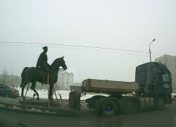 В Волгоград приехал на фуре памятник маршалу Рокоссовскому