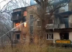 Расселенный дом на юге Волгограда потушили, спустя сутки  — видео 