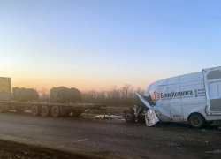 Водитель «Газели» погиб, протаранив стоящий на светофоре грузовик на трассе в Волгоградской области