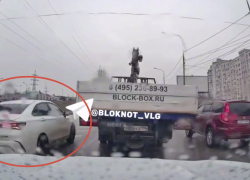 «Из-за таких люди гибнут»: пролет дерзкого китайца попал на регистратор в Волгограде