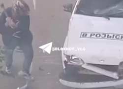 Байкер кувалдой разворотил машину в Волгоградской области: видео 