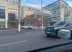 В надежде на стриптиз пьяный волгоградец едва не протаранил клуб и напал на полицейских