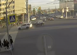 Дорогие иномарки разбились в центре Волгограда: видео