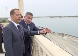 "Несмотря на мошку": Дмитрий Медведев назвал две причины для туризма в Волгоград