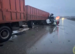 Один пассажир погиб и шестеро пострадали в столкновении маршрутки с КамАЗом под Волгоградом