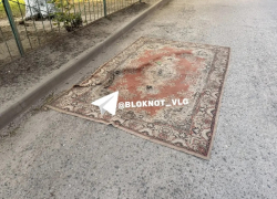 Дырки в асфальте в Волгограде закладывают коврами