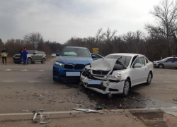 Водитель BMW X5 под Волгоградом не пропустил Skoda: пенсионерка попала в больницу