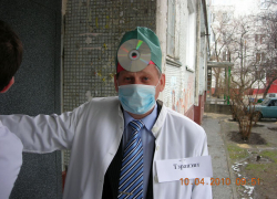 «Лежал рядом с машиной и канистрой бензина»: всё, что известно о самосожжении врача под Волгоградом