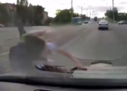 Врачи рассказали о состоянии выбежавшего под машину 8-летнего волгоградца