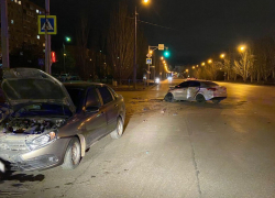 На видео попала авария с четырьмя пострадавшими под Волгоградом