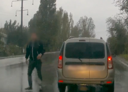 В Волгограде водители подрались на дороге из-за обгона: видео