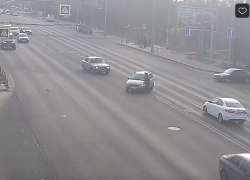Шла по переходу на зеленый: наезд легковушки на волгоградку попал на видео
