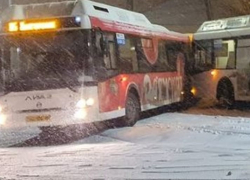 ДТП из двух автобусов заблокировало въезд в "Родниковую долину" в Волгограде