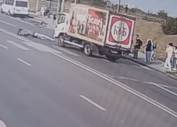 Грузовик «Красное и белое» сбил парня с девушкой в центре Волгограда: видео