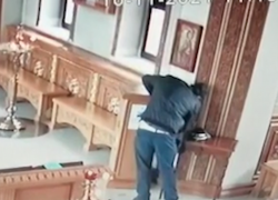 На видео попала кража в церкви в Волжском