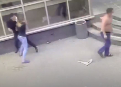 Опубликовано видео разбоя с пистолетом у магазина «Пятерочка» в Волгограде