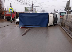 В Волгограде у ТЦ «Акварель» дорогу перекрыла перевернувшаяся «Газель» 