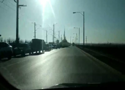 Волгоградец заснял на видео бесконечную пробку на подъезде к Волжской ГЭС