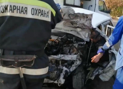 Страшное ДТП с автокраном и «четырнадцатой» рядом с заправкой попало на видео в Волгограде