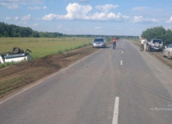 Молоковоз вылетел с трассы в Волгоградской области: водитель в больнице