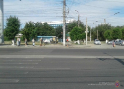 Водитель на Renault протаранил столб в Волгограде: погиб пассажир