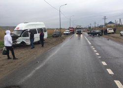 ВАЗ в лобовую столкнулся с маршруткой №117 на юге Волгограда: есть пострадавший