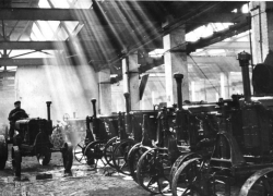 Календарь: 23 ноября 1935 года – Сталинградцы установили рекорд по производству тракторов