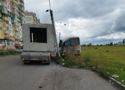 КамАЗ расплющил пассажирский автобус под Волгоградом