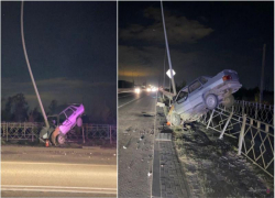 «Пятнадцатая» протаранила столб в Волгограде и повисла на нем: водитель выжил чудом 