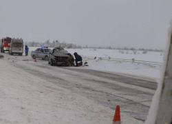 Один человек умер и трое пострадали на снежных дорогах Волгоградской области