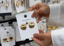 Яркие украшения из 90-х или сдержанный олдмани? На чьей стороне ты?