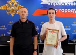 Бдительный сотрудник салона сотовой связи уберег волгоградку от мошенников