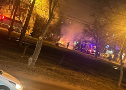 Легковушка сгорела дотла на глазах изумленных волгоградцев в Дзержинском районе