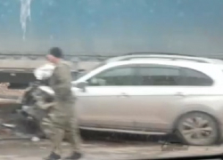 В Волгограде массовая авария с фурой привела к большой пробке: жуткие кадры