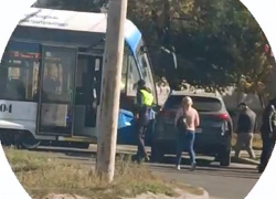 Новый трамвай «Львенок» попал в ДТП в Волгограде - видео