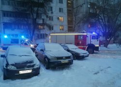 К эвакуированной накануне гимназии №1 в Волгограде снова стянулись автомобили спецслужб
